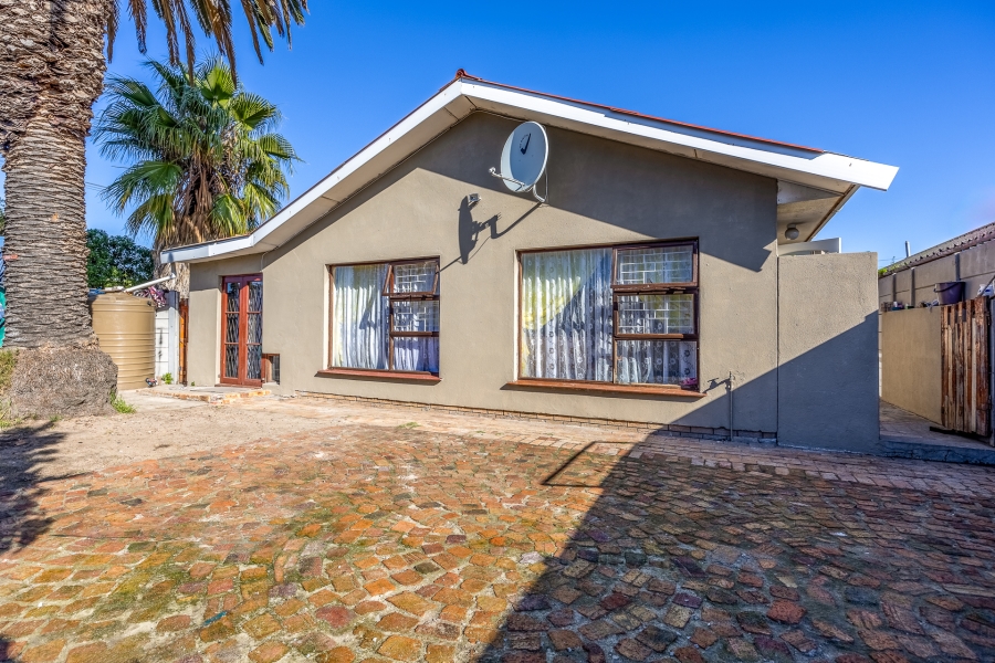 4 Bedroom Property for Sale in Mabille Park Western Cape